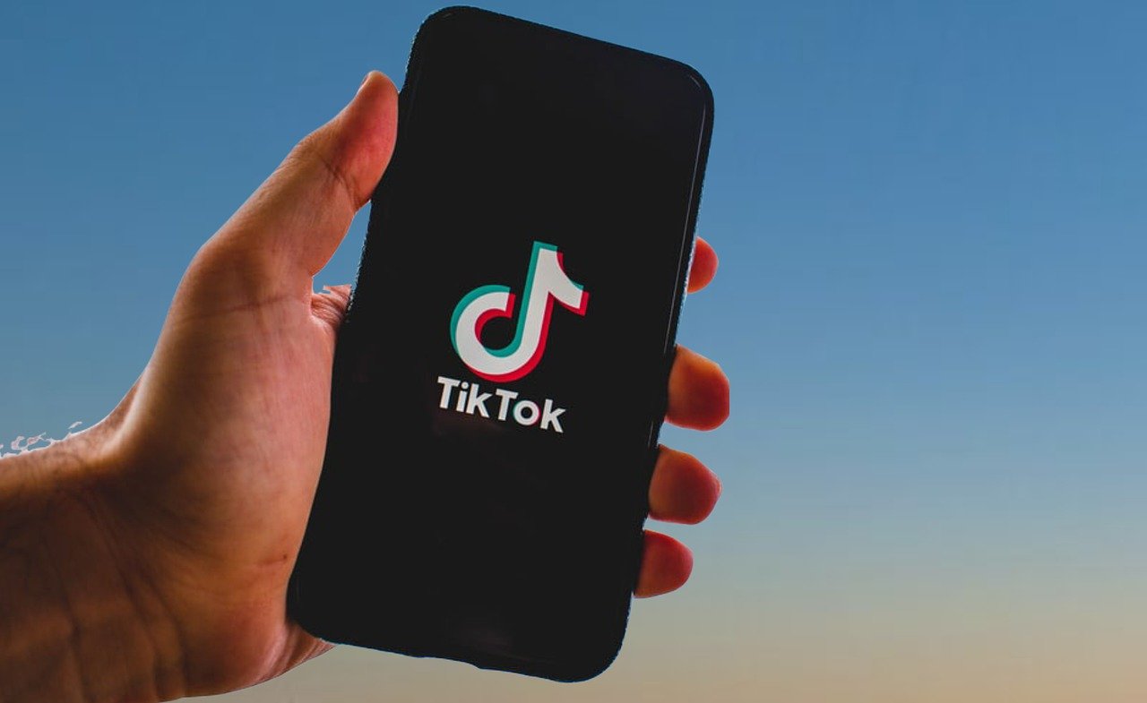 Usuario abriendo página principal de TikTok